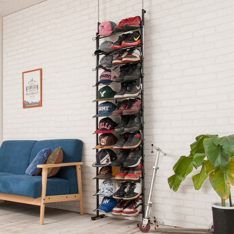 スチールの強さを打ち出すソリッド感が魅力のブラックカラー。薄型設計で突っ張り式の機能的シューズラック。棚を斜めにすることで奥行をとらず、靴を取り出しやすく、見やすくておしゃれに収納できます。また、ワイヤー式なので靴べらや傘などをかけることが...
