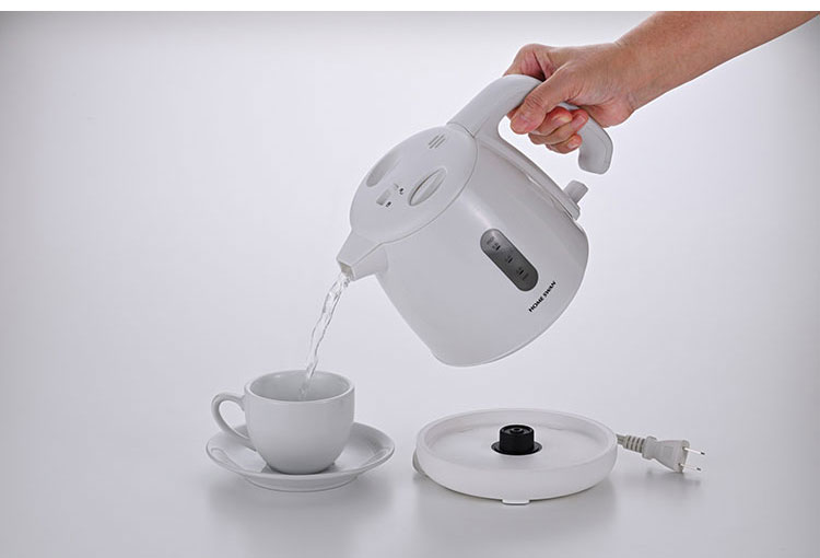リコメン堂の電気ケトル0.8L SYK-08(W) 一人暮らしや少人数に適切なサイズ 新津興器 HOMESWAN ホームスワン 転倒湯漏れ防止機能付き(代引不可)【送料無料】｜アングル3