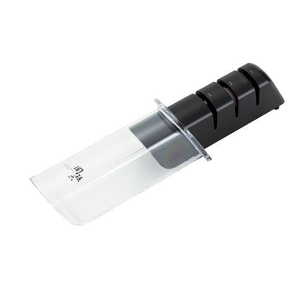 ダイヤモンド砥石とセラミック砥石を組み合わせた、コンパクトなスライド式研ぎ器。性質の違う3種類の砥石が1本についており、順番に使うことで切れ味が落ちてしまった包丁の切れ味を簡単に蘇らせることができます。本体には研ぐ順番に数字がついているので、わかりやすく簡単に扱えますすべり止めのゴム足付きでしっかり固定。片刃の包丁（出刃包丁など）・特殊な包丁（パン切包丁・ギザ刃・ウェーブ刃など）・厚刃（3.5mm以上）を砥ぐことはできません。サイズ（約）:縦141×横51×高さ55mm材質:本体/ABS樹脂透明カバー/AS樹脂、ABS樹脂、エラストマー樹脂砥石/ダイヤモンド砥石、セラミック砥石重量（約）:96g日本製【代引きについて】こちらの商品は、代引きでの出荷は受け付けておりません。【送料について】北海道、東北、九州は送料を頂きます。沖縄、離島は配送不可。