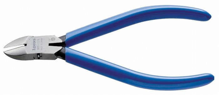 【商品詳細】家電、電気通信機器関係の細線や銅線の切断に。頭部を小さく、刃部は鋭利に加工してあります。バネ付で開きすぎ防止ピンがついています。用途：家電、電気通信機器関係の細線や銅線の切断（切る）呼び寸法：125mm全長：約125mm質量：約65g切断能力/鉄線（針金）：直径1.2mm、銅線：直径2.0mm、より線：2.0mm2硬さ：57〜63HRC（刃部）コイルバネ付警告：ビニールグリップ、成形グリップは絶縁体ではありません。電源を切ってご使用ください。注意1：線材を切断する時は、切断された破片が飛び散り目に入る恐れがありますので、保護メガネを着用してください。又、周囲の人にもケガをさせないようにご注意ください。用途（切る）以外には使用しないでください。切断能力以上の線材は切断しないでください。注意2：太い線材は刃の中心より根元部で切断してください。尚、切断能力は刃の中心部での能力となります。やわらかく細い線材は刃先で切断してください。サビ防止、並びに末永くお使いいただくため、ご使用後は注油し、やわらかい布でふきとる事をお勧めします。S58C(柄部：ビニールグリップ）日本製【送料について】北海道、沖縄、離島は送料を頂きます。