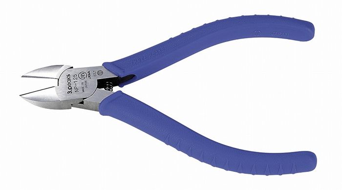 【商品詳細】弱電及び電気工事関係に広く使用されています。刃部を鋭利に加工してあるため、鉄線、銅線、より線の切断に適しています。用途：弱電及び電気工事関係等（切る）呼び寸法：125mm全長：約133mm質量：約95g切断能力/鉄線：直径1.5mm、銅線：直径2.6mm、より線：2.0mm2硬さ：56〜64HRC（刃部）コイルバネ付警告：ビニールグリップ、成形グリップは絶縁体ではありません。電源を切ってご使用ください。注意1：線材を切断する時は、切断された破片が飛び散り目に入る恐れがありますので、保護メガネを着用してください。又、周囲の人にもケガをさせないようにご注意ください。用途（切る）以外には使用しないでください。切断能力以上の線材は切断しないでください。注意2：太い線材は刃の中心より根元部で切断してください。尚、切断能力は刃の中心部での能力となります。やわらかく細い線材は刃先で切断してください。サビ防止、並びに末永くお使いいただくため、ご使用後は注油し、やわらかい布でふきとる事をお勧めします。S58C(柄部：エラストマー成形グリップ）日本製【送料について】北海道、沖縄、離島は送料を頂きます。