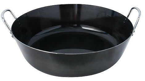 【商品詳細】呼び寸法：39cm重量：4262g底の厚さ：3．2mmサイズ（約）：直径395mm（取って含む長さ：437mm）×高さ104mm（取って含む高さ：150mm）使い始めの本体の仕込み：透明シリコン樹脂加工がしてあります。使い始めに本体の仕込をする場合は、次の手順で行ってください。1鍋全体を煙が出なくなるまで熱してください。（煙が見えにくいことがありますが、表面が青色になれば十分です。）2鍋全体が少し冷えたら、金属タワシを用いて塗膜を取り除いてください。3鍋の内側に油をたっぷり塗り再び熱し油をしみこませて仕上げます。　※本体に塗布している透明シリコン樹脂塗膜は、あくまでも使用開始になるまでの錆止めの目的ですので、そのままご使用になっても衛生上無害ですのでご安心ください。炒め物調理のコツ：十分に鍋をあたためておいてから、適量の油をひき、まんべんなく馴染ませます。鍋も油も熱くなり、かすかに煙が出たら材料を入れます。最初の火加減は強火にし、手早く調理を進めます。ご使用後のお手入れ：ご使用後は、あたたかいうちにお湯をかけ、ササラなどですぐに表面の汚れを洗い落とし、乾いた布で水気を拭き取り、食用油を薄く塗ってから収納してください。せっかく表面にできた油脂を切り取らないようにしてください。長く使い込んだものは食器用洗剤につけてもかまいません。注意：極端な空だきは避けてください。とってに達するほど炎を長くして使用しないでください。本体の中に長時間料理を保存すると、鉄製のため、錆が生じますのですぐに料理を他の容器へ移してください。錆がでた場合には、きれいに落してからご使用ください。使い始めのうちは、アクの強い材料（ごぼう、れんこん等）のアク抜きを十分にしない場合、調理中に材料が変色することがあります。本体、側面、裏面などにあるキズは表面の塗装の一部が取れただけで使用するには問題ありません。天ぷら、フライなどを揚げる場合は、油をカシメ鋲よりも上に入れないでください。本体：鉄（透明シリコン樹脂塗膜加工）、ハンドル：鉄（アクリル塗装）日本製【送料について】北海道、沖縄、離島は送料を頂きます。
