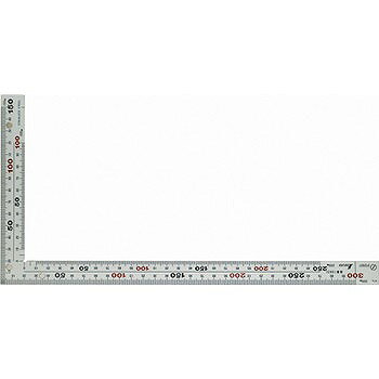 【商品詳細】長さの測定、直角の確認やケガキ作業に使用する曲尺マグネット付で高所作業時に曲尺を落とさない様に、足場等にぴったりくっつけられます。外側基点の内側目盛が付いています。シルバー加工で表面の反射を抑え目盛が読み取りやすくなっています。精度　　●直角度：100mmにつき0.1mm以下　　●長さの許容差：＋-0.2mm以下表目盛　　●長枝：外目盛30cm　内目盛25cm　　●短枝：外目盛15cm　内目盛10cm裏目盛　　●長枝：外目盛30cm　内目盛25cm　　●短枝：外目盛15cm　内目盛10cm表示　　●JISマーク　　●赤数字入形状：同厚注意:電気に触れる恐れのある場所では使用しないでください。ステンレス【送料について】北海道、沖縄、離島は送料を頂きます。
