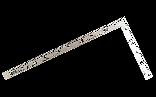 【商品詳細】長さの測定、直角の確認やケガキ作業に使用する曲尺精度　　●直角度：100mmにつき0.1mm以下　　●長さの許容差：＋-0.2mm以下表目盛　　●長枝：外目盛5寸　　●短枝：外目盛2.5寸裏目盛　　●長枝：外目盛5寸　　●短枝：外目盛2.5寸形状：同厚注意:電気に触れる恐れのある場所では使用しないでください。ステンレス【送料について】北海道、沖縄、離島は送料を頂きます。