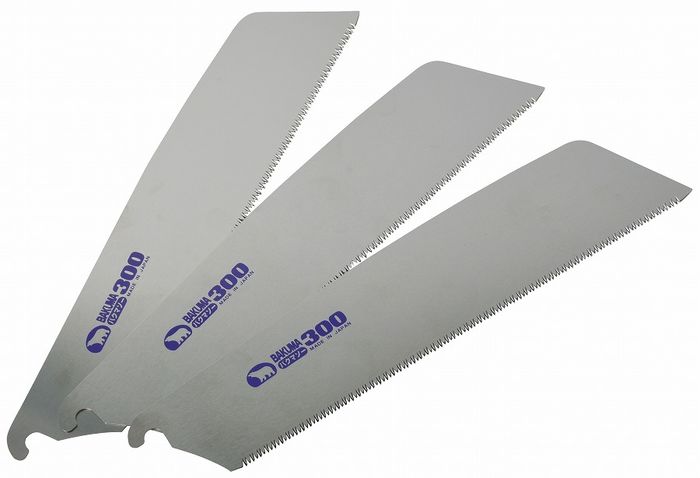【商品詳細】まっすぐに切れます。刃先には、衝撃焼入れを施してありますので、耐久性に優れ、シャープな切れ味を長期間保てます。刃の取替えがワンタッチで、できます。共通替刃、回転脱着鋸（バクマソー・他社製品）の替刃としてご使用いただけます。用途：一般木材・合板・集成材・竹・硬木などの横挽き用入り数：3枚のこ板厚：0．7mm刃渡り：300mm衝撃焼入れ注意：木材以外の切断には使用しないでください。切断中にひねったり、こじったりしないください。刃が折れる恐れがありあます。日本製【送料について】北海道、沖縄、離島は送料を頂きます。