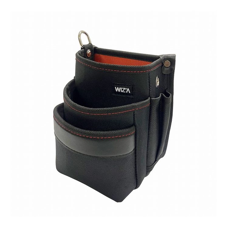 【商品説明】小型・軽量で道具をコンパクトに収納可能な、丈夫な3段式腰袋です。メインポケットは間口が広く道具や資材の出し入れがスムーズです。セーフティコード等を取付できるDカンがあるので、道具落下に対して安心です。製造工程や輸送状況により、実際の製品サイズ・重量は製品基本サイズとは異なる場合がございます。【注意事項】火気に近づけないでください。変形や破損の原因になります。使用前と収納時にほつれ、破れ、破損がないか確認してからご使用ください。保管場所は直射日光のあたる場所や高温多湿の場所には置かないでください。【仕様】材質：本体：ポリエステル金具：スチール色：ブラック/オレンジ/レッド用途：作業時に工具や資材を収納して持ち運ぶ際にサイズ（約）：D140×W175×H190mm重量（約）：218g色：（全体）ブラック（メインポケット裏地）オレンジ（ステッチ）レッドポケットの数：5メインポケットのサイズ（約）：D55×W100×H180mmポケット（2段目）のサイズ（約）：D30×W100×H125mmポケット（3段目）のサイズ（約）：D10×W90×H100mmサイドポケットのサイズ（約）：D22×W30×H100mmベルト通しの幅（約）：75mm仕様：Dカン付【特長】腰袋、工具入れ、小物入れ、電工、大工、建築、土木、鳶、塗装、内装、職人、農業、現場、小型、3段、三段、作業用、小さい、黒、緑、赤、釘袋、釘入れ【送料について】北海道、沖縄、離島は送料を頂きます。