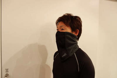 【商品詳細】●三層構造の中間部分に、防風ラミネートを挟み冷気をカット。これまでのフリース素材で防げなかった風をシャットアウトします。●優れた発熱性を誇る特殊レーヨンを使用。人体から常に発散されている蒸気などの水分に反応し繊維がすばやく発熱、また持続します。●ワンタッチでサイズ調整ができます。●鼻先から首まで保温します。●あらゆる外作業、一般作業全般に。●色:ブラック×グレー●サイズ:フリー●優れた発熱性を誇るテックサーモを使用。●ポリエステル・アクリル・レーヨン・ポリウレタン【送料について】北海道、沖縄、離島は送料を頂きます。
