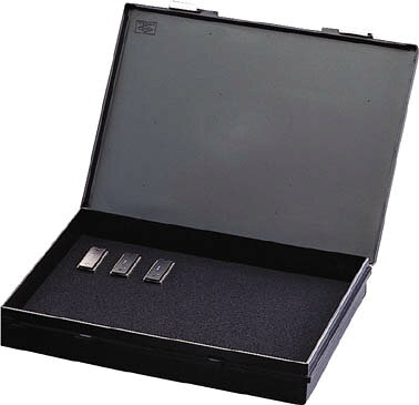 【メーカー型番】B-18【JANコード】4962772010181【ブランド】HOZAN 【特徴】●IC、MOS-ICなど、静電気に弱い電子部品の輸送、保管に最適です。ICをフォームに差し込むだけで、同電位に保たれ静電気障害を防止します。【用途】●電子部品の輸送、保管。【仕様】●幅(mm):254●奥行(mm):185●高さ(mm):41●有効内寸(mm)幅×奥行×高さ:245×176×24.5●質量(g):460●点間抵抗:Rp≦1×10[[の10乗]]Ω【材質／仕上】●ポリスチレン【セット内容／付属品】●ICフォーム（F-10-A）×1枚【注意】【原産国】日本【送料について】北海道、沖縄、離島は送料を頂きます。
