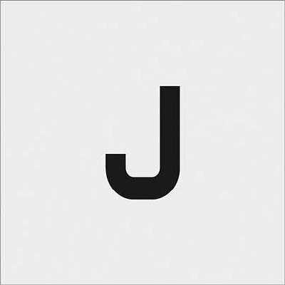 【商品詳細】●吹付用のステンシルプレートです。●ポリプロピレンの薄い板のため曲面にそわせて使用することができます。●材質がポリプロピレンのため、使用後の処理も簡単です。●駐車場などの吹付用プレートに。●表示内容:J●プレートサイズ(mm):250×250●文字サイズ(mm):100×65●厚み:1mm●ポリプロピレン(PP)生産国：日本重量：58g【送料について】北海道、沖縄、離島は送料を頂きます。