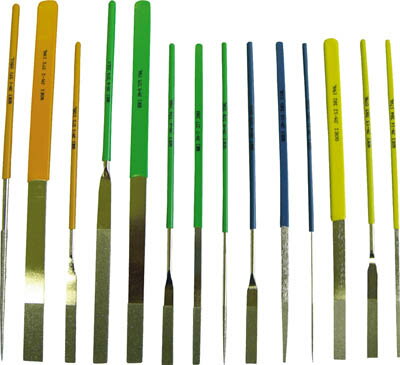 【メーカー型番】JM-8【JANコード】4957468003783【ブランド】呉英　【特徴】●各種金型の仕上げ・修正・R取りなどに必要な形状の合金に適正な粒度のダイヤモンドを独自の電着技術でヤスリ合金に強固に配列させたグレードの高い商品です。●厳密な素材管理によって、高精度・高強固・シャープなエッジのヤスリを提供いたします。●ヤスリのグリップに商【用途】●各種金型の仕上げ・修正・R取り・各種刃物研削など、硬質脆性材料の研削に最適。●小径穴・面取りなどにも。【仕様】●形状:丸(φ)2●全長(mm):175●刃長(mm):30●柄の形状:丸 （φ2.8mm）●粒度(#):170●質量(g):6【材質／仕上】●炭素工具鋼【セット内容／付属品】【注意】●力を入れずに使用してください。目づまり時は灯油などを使い、ブラシで洗ってください。【原産国】日本【送料について】北海道、沖縄、離島は送料を頂きます。