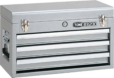 【メーカー型番】BX230SV【JANコード】4953488220582【ブランド】TONE【特徴】●引き出しには、ボールベアリング式ダブルレールを採用し、開閉はスムーズです。●飛び出し防止ロック機構付です。●キーロック搭載です。【用途】●工具類の保管・管理用【仕様】●色:シルバー●外寸(mm)間口×奥行×高さ:508×232×302●シリンダ錠(別売):不可●引出し段数:3●質量(kg):9.2●片開きケースタイプ【材質／仕上】●本体:スチール●取手:ABS樹脂【セット内容／付属品】【注意】●転倒防止のためツールチェストの引出しは同時に2つ以上出さないでください。【原産国】日本【送料について】北海道、沖縄、離島は送料を頂きます。