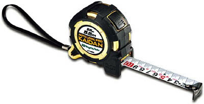 【メーカー型番】ALCP-2555KD【JANコード】4975846662902【ブランド】SK　【特徴】●1mm単位が読みやすい快段目盛です。●滑りにくいラバーグリップ仕様です。●摩擦に強いナイロンコートテープです。●携帯に便利なベルトクリップ＆ストラップ付です。●オートロック仕様です。【用途】●寸法測定【仕様】●テープ長さ(m):5.5●テープ幅(mm):25●水平保持(m):2.2●質量(g):340●移動爪●ロックタイプ●JIS1級●片面目盛●455mmピッチ表示:あり●減速ボタン:なし●ショックアブソーバー:なし●快段目盛【材質／仕上】●テープ：スチール●テープ：ナイロンコーティング●本体：ABS・ラバー【セット内容／付属品】【注意】【原産国】中国【送料について】北海道、沖縄、離島は送料を頂きます。