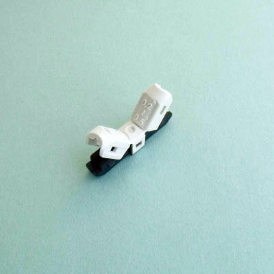【メーカー型番】EC-I1【JANコード】4931442663019【ブランド】サンハヤト 【特徴】●プライヤーでパチンと閉じるだけの簡単作業で確実に結線できます。●電線の皮ムキが不要です。●接点が2点以上あるので接触不良を起こしません。●防じん、防雨性能があります。(IP33相当)【用途】●電源・通信・信号用電線の接続や分岐。【仕様】●定格電流(A):3●適用電線(AWG):＃27〜＃20●接続タイプ:I型結線●適用電線断面積(m[[平米]]):0.2〜0.5●質量(g):8●定格電圧：600V【材質／仕上】●端子：黄銅、すずメッキ●絶縁カバー：難燃PC/ABS素材【セット内容／付属品】【注意】【原産国】韓国【送料について】北海道、沖縄、離島は送料を頂きます。