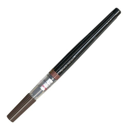 ぺんてる アートブラッシュ セピア XGFL-141JANコード：4902506291585個装サイズ:重さ:40×115×230mm:18g本体サイズ:重さ:Φ13×175mm:13g材質:キャップ:PP、前軸 リング:再生PP 後軸:再生PE 穂先:ナイロン繊維Pentel毛筆タイプのカラー筆ペン 文字だけでなく、イラストや絵画にも最適！多彩な技法で、描く楽しさが広がります。 サイズ：（W）40mm×（H）230mm×（D）15mm カラー：セピア [特徴] ・上質感と、ワンランク上の「大人の描画材」の雰囲気を持った、「描く」筆ペンです。 ・全18色の幅広いカラーリング。カートリッジ交換でインキ補充が可能。 ・穂先はコシがあってまとまりが良く、耐久性にも優れたぺんてる伝統の品質。【送料について】北海道、沖縄、離島は送料を頂きます。