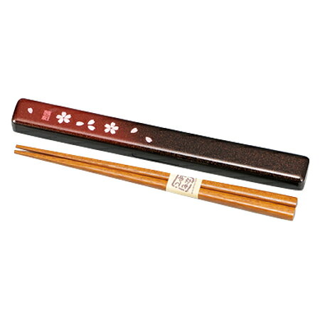 ●HAKOYA（ハコヤ） COLLECTIONシリーズです。●茜色に染まる桜を塗りと蒔絵で表現した、金色のラメが華やかな「茜桜」デザインです。●同じデザインのお弁当箱と揃えることもできます。サイズ約 縦18.5×横2.3×高さ1.2（cm）箸の長さ：18(cm)材質箸箱：ABS樹脂、箸：天然木容量箸箱、箸カラー茜桜生産国箸箱：日本、箸：中国備考※食洗機・電子レンジは使用不可。【送料について】北海道、沖縄、離島は送料を頂きます。【代引きについて】こちらの商品は、代引きでの出荷は受け付けておりません。
