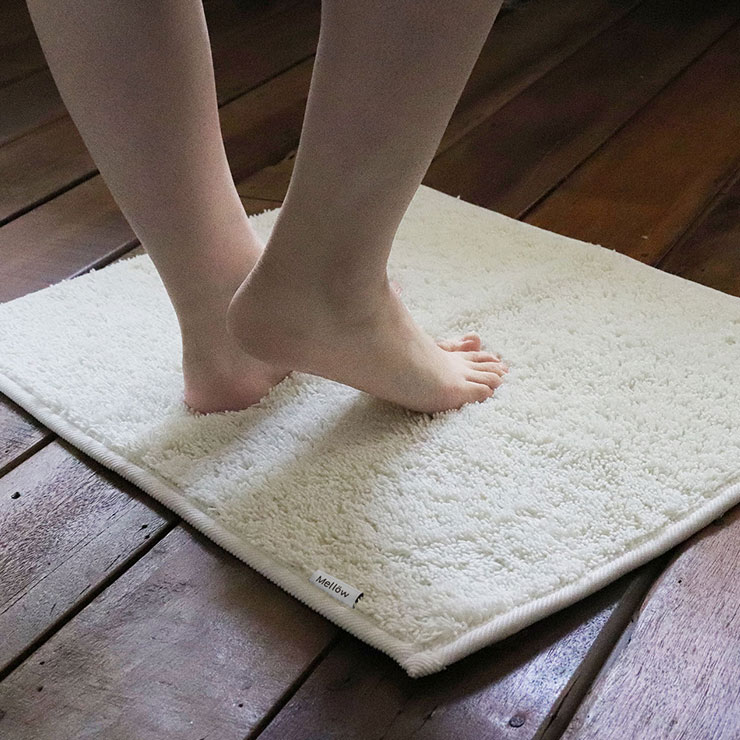 ●約15mmある肉厚な毛足が湯上りの足を優しく包み、水分を吸収します。●抗菌、防臭加工付きで清潔にお使いいただけます。●リボンタグが付いているので吊るしておしゃれに収納できます。●裏面にはすべり止め加工付きなので安心です。●洗濯機で丸洗い可...