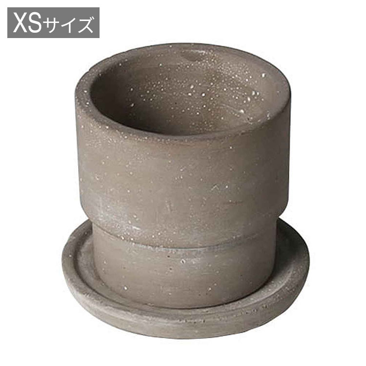 【商品説明】セメント特有の力強さ・清潔感・素材感が魅力の小振りなプランターシリーズラウンドXSです。表面の風合いや亀裂等、一つ一つ異なる仕上がりも個性として楽しめます。【商品情報】■サイズポット：高さ7cm×幅8cm×奥行8cmソーサー：高...