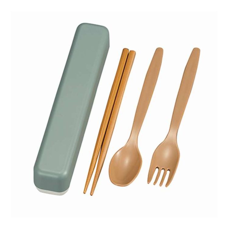 【商品説明】くすみカラーが可愛いお箸、スプーン、フォークが揃ったトリオセットです。お弁当のメニューに合わせてカトラリーも一緒に持ち運べます。さっと洗えるプレミアムのシリーズです。【商品情報】■サイズ約 幅19×奥行3.4×高さ3.6（cm）...