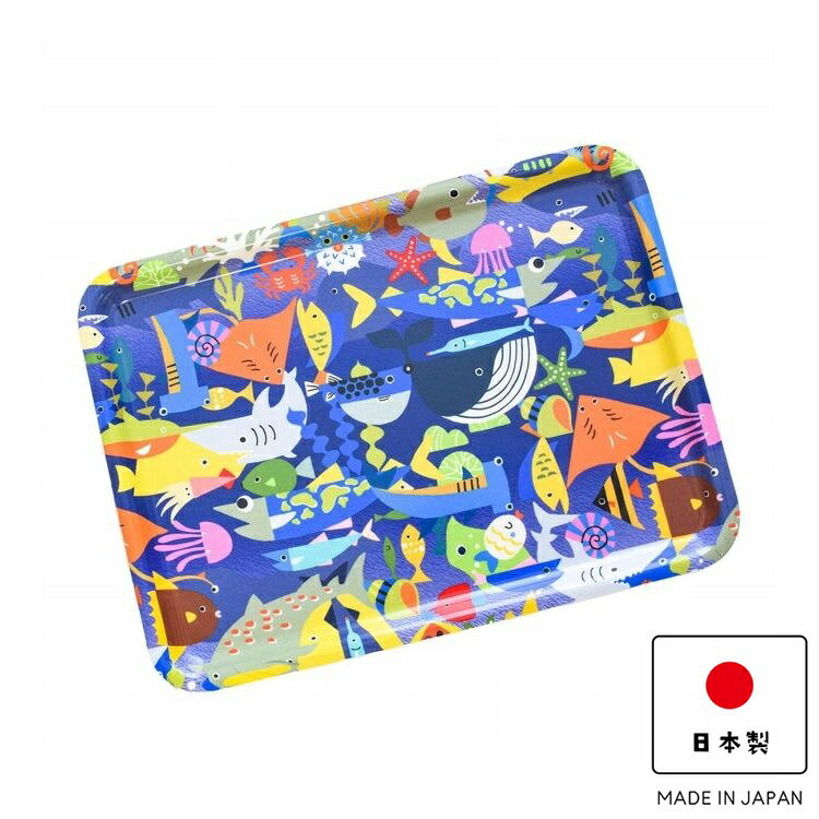 【商品説明】かわいいイラストの布貼り加工が施されたトレイです。食事の配膳や、ランチョンマットとしても便利です。食べこぼしで汚れても水洗い可能だからお手入れが簡単です。小物やアクセサリートレイとしても使用できます。複数枚揃えて使用してもスタッキング可能ですっきり収納できます。安心の日本製です。【商品情報】■サイズ約 幅39×奥行29×高さ1.5（cm）　重量：約 550g■材質不飽和ポリエステル樹脂■生産国日本■セット内容1枚■注意事項※柄の出方は各々異なります■備考食器洗い乾燥機：使用不可　電子レンジ：使用不可【代引きについて】こちらの商品は、代引きでの出荷は受け付けておりません。【送料について】北海道、沖縄、離島は送料を頂きます。RiCONIC コースターホワイトグリーンブルーグレーRiCONIC オーバルトレイホワイトグリーンブルーグレーRiCONIC 21cm トレイホワイトグリーンブルーグレーRiCONIC 24cm トレイホワイトグリーンブルーグレーRiCONIC 30cm トレイホワイトグリーンブルーグレーRiCONIC 39cm トレイホワイトグリーンブルーグレー