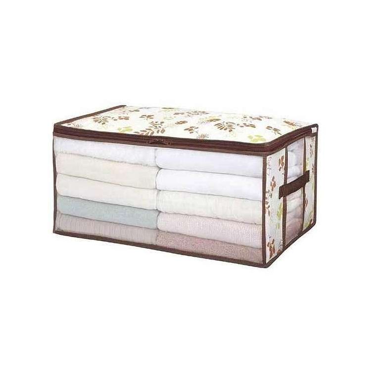 【商品説明】衣類の保管にぴったりな収納袋です。防虫・防ダニ・防カビ加工を施しています。縦置き、横置きどちらでも収納可能です。ダブルファスナーで大きく開いて衣類を収納しやすいです。透明窓付きで、中の収納物がひと目で分かります。出し入れに便利な持ち手付きです。【商品情報】■サイズ約幅50×奥行32×高さ24（cm）■材質不織布：ポリプロピレン窓：ポリエチレン■生産国中国製■セット内容1個■備考成分：ピレスロイド系薬剤、カルボン酸エステル系薬剤、カルバミン酸系薬剤効果：開封後約6ヶ月※他の防虫剤（ピレスロイド系、ナフタリン、パラジクロルベンセン、しょうのうなど）もご使用いただけます。収納めやす：セーター・スウェット8〜10枚【代引きについて】こちらの商品は、代引きでの出荷は受け付けておりません。【送料について】北海道、沖縄、離島は送料を頂きます。