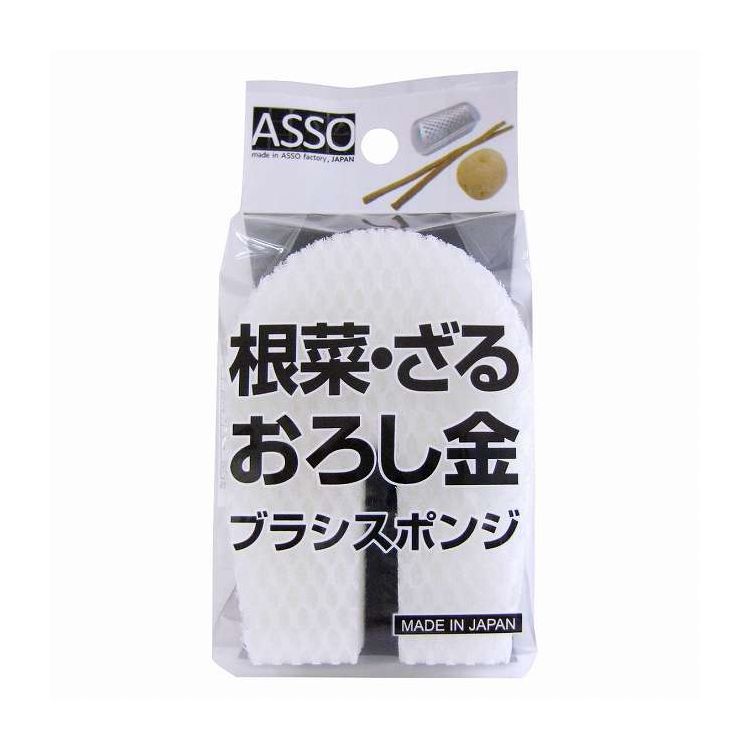 【商品説明】毛足6mmのナイロンブラシが根菜洗いにも適しています。 ブラシ面はおろし金の洗浄や根菜に付いた泥などの汚れ落としに便利です。 ソフト不織布面はやわらかい部分の汚れ落としに便利です。 スポンジ層は泡立ち、泡持ちが良い素材を使用しています。【商品情報】■サイズ約 幅6.8×奥行9.7×高さ3（cm） 重量：約 8g■材質ナイロン、ポリエステル、ポリウレタンフォーム■生産国日本製■セット内容1個【代引きについて】こちらの商品は、代引きでの出荷は受け付けておりません。【送料について】北海道、沖縄、離島は送料を頂きます。