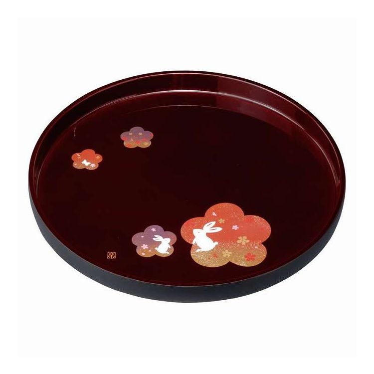 【商品詳細】丁寧に塗りこんだ溜塗りに可愛らしいウサギの柄を現代蒔絵で仕上げています。内容:丸盆（約φ300×24mm）×1原産国:日本【代引きについて】こちらの商品は、代引きでの出荷は受け付けておりません。【送料について】北海道、沖縄、離島...