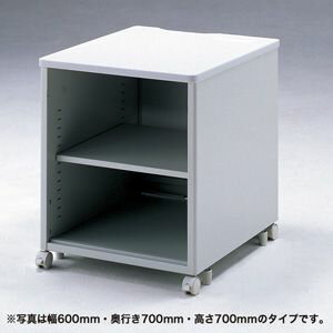 【商品詳細】総耐荷重200kg＊、豊富なサイズバリエーションとオプションのプリンタスタンド。●総耐荷重200kg（＊）で大型プリンタの設置が可能です。●eデスクと同じ天板を使用し、デスクの横に置いても違和感がありません。また、バックパネルも付属し、オフィスの美観を損ねません。●サイズバリエーションが豊富で、プリンタサイズ、設置場所に応じたサイズが選べます。●オプションで、引き出し、前扉の取り付けが可能です。また複数の用紙を保管する場合は、中棚の追加も可能です。●天板にはケーブル口が付属し、下棚にもケーブル配線口付です。●ケーブル配線が容易なため、中棚の追加で、AV機器ラックとしても使用できます。＊アジャスター併用時。■サイズ：W450×D700×H700mm・29.22kg■梱包：2個口/760×700×95mm・17kg、490×740×135mm・15.5kg■出荷形態：ノックダウン組立式■材質：天板/木製メラミン化粧版、フレーム/スチール（メラミン焼付け塗装）■付属品：アジャスター【代引きについて】こちらの商品は、代引きでの出荷は受け付けておりません。【送料について】北海道、沖縄、離島は送料を頂きます。