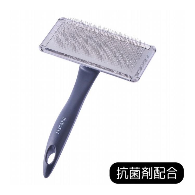 【商品説明】■毛に入り込む細い先丸「く」の字ピン長くて細い毛の奥まで入り込み、しっかり被毛をキャッチするステンレスピン。皮膚に当たっても先丸なので優しい。■エアークッションピンに被毛が引っかかったり皮膚に当たっても、ラバーの柔軟性と中のウレタンがダメージを分散。■動かしやすい三角ハンドル三角形状で角が指にフィットし、自然と鉛筆持ちしやすく力まず握れる。ハンドルも長いので安定して動かしやすい。〇材質/素材本体・ピン：ステンレス柄：ポリ乳酸樹脂〇商品使用時サイズW12×H17.3×D3.5cm〇メーカー名株式会社ペティオ【取り寄せ品のご注意事項（ご注文前にご確認ください）】・本商品は原則注文後のキャンセルはお受けできません。・本商品と他商品で同梱注文をいただき、仮に他商品が完売等でご用意できない場合でも本商品は発送させていただきます。・本商品を複数（2点以上）注文いただき、完売等で注文数のご用意できない場合でもご用意できた数量は発送させていただきます。【送料について】北海道、沖縄、離島は送料を頂きます。
