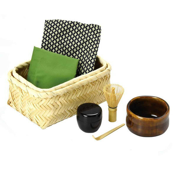 【商品説明】抹茶椀、棗、ケース付き茶せん、茶さじ、敷き布、布巾、竹製ケースがセットになっています。これから茶道を始めたい、自宅で抹茶を気軽に楽しみたいという方におすすめのセットです。抹茶椀は4種類からお選びいただけます。茶せんは天然の竹を使用した約50本立、持ち運びに便利なコンパクトサイズです。竹製ケースに用品一式を収納できるので、お抹茶を楽しんだあとはすっきりと片付けられます。【商品情報】■サイズ抹茶椀：約 直径9.3×高さ6.3（cm） 竹製ケース：約 幅14×奥行20×高さ8.5（cm） 茶せん：約 直径4.5×高さ8.2（cm） 敷き布：約 幅45×高さ33（cm） 布巾：約 幅34×高さ34（cm） 重量：約 540g■材質抹茶椀：陶器、棗：プラスチック、茶せん・茶さじ・竹製ケース：竹、敷き布・布巾：綿100％■容量約 270ml■生産国中国製■セット内容7点セット（抹茶椀、棗、ケース付き茶せん、茶さじ、敷き布、布巾、竹製ケース：各1点)■備考食器洗い乾燥機：部品によって使用不可 抹茶椀・布巾・敷き布は日本製です。 ※茶碗は電子レンジ・食洗機対応、その他の付属品は非対応です。 ※重量は商品の特性上、多少の誤差があります。 ※お客様のお使いのモニター設定、お部屋の照明等により色味が実際と異なる場合があります。【代引きについて】こちらの商品は、代引きでの出荷は受け付けておりません。【送料について】北海道、沖縄、離島は送料を頂きます。