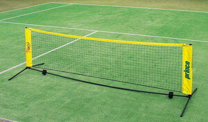 ちょっとした広場があれば簡単にキッズテニスを楽しめるお手軽サイズのテニスネット。組み立て、持ち運びが簡単です。収納用キャリーバッグ付き。高さ調節機能付きでバドミントンの練習にも使えます。素材：フレーム／スチール、ネット／ナイロンカラー：グリーン（085） サイズ：横3m×高さ80〜155cm重量：5．8kgキッズ＆ジュニアボール専用特長：高さ調整機能付でバドミントンの練習にもご使用できます。原産国：台湾 【送料について】北海道、沖縄、離島は送料を頂きます。