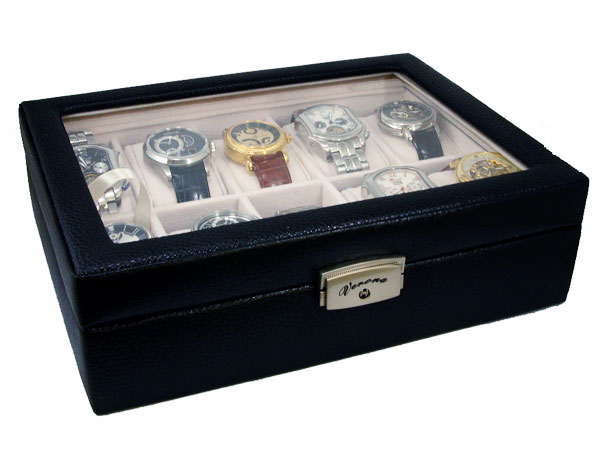 ロイヤルハウゼン ROYAL HAUSEN 腕時計 コレクション 収納ケース 10本収納 ロック付 189995高級感たっぷりの革張りコレクションBOXが登場！内部のクッションがお気に入りの腕時計をやさしく保護します。開閉はロック式（鍵1本付き）になっており、安心です。細部までしっかり作りこまれたコストパフォーマンスの高い一品です。腕時計以外にも、アクセサリーなどの保存BOXとしてもお使いいただけます。腕時計好きの方へのプレゼントにもおすすめです。サイズ(約)縦20.2×横26.5×高さ8.0cm素材合皮、布仕様10本収納式付属品※写真の時計は付属しません。ロイヤルハウゼン ROYAL HAUSEN 腕時計 コレクション 収納ケース 10本収納 ロック付 189995腕時計コレクションBOX　ウォッチケース インテリア ディスプレイ 腕時計 時計高級感たっぷりの革張りコレクションBOXが登場！内部のクッションがお気に入りの腕時計をやさしく保護します。開閉はロック式（鍵1本付き）になっており、安心です。細部までしっかり作りこまれたコストパフォーマンスの高い一品です。腕時計以外にも、アクセサリーなどの保存BOXとしてもお使いいただけます。腕時計好きの方へのプレゼントにもおすすめです。Item Informationサイズ(約)縦20.2×横26.5×高さ8.0cm仕様10本収納式付属品※写真の時計は付属しません。