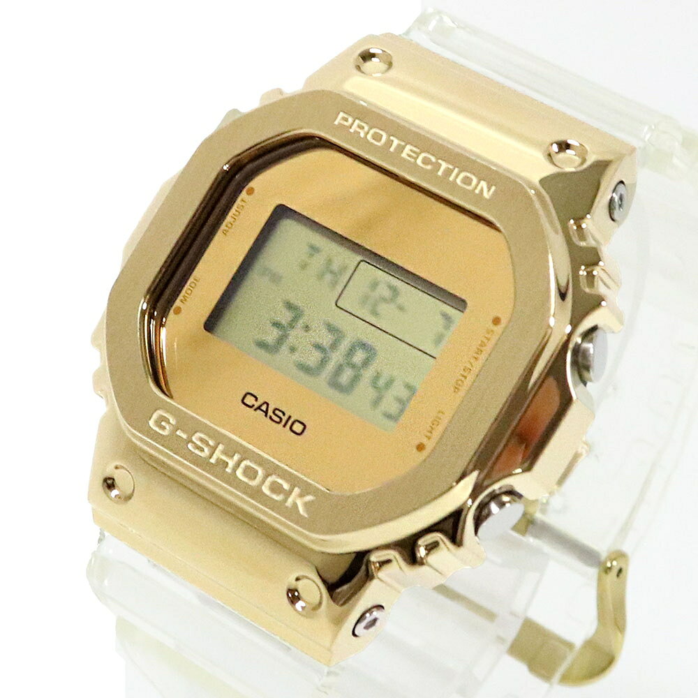 カシオ CASIO G-SHOCK GM-5600SG-9 腕時計 メンズ ゴールド クオーツ デジタル タフネスを追求し進化を続けるG-SHOCKの、ステンレス製ベゼルを採用した硬質かつファッショナブルなMetal Coveredラインから金塊をモチーフにデザインしたシリーズです。 ベースモデルは初代から受け継がれるコンセプトはそのままに、時計としてのクオリティを追求し外装や装着性の進化に磨きをかけたGM-5600を採用。 バンド部は透明のクリア樹脂を採用し時計部のゴールドを引き立たせ、洗練かつファッショナブルなデザインに仕上がりました。 Metal Coveredラインにゴールドカラーが映える高級感溢れるG-SHOCKです。サイズ(約)H49.6×W43.2×D12.9mm(ラグ、リューズは除く)、重さ(約)73g、腕周り最大(約)21.5cm、最小(約)14.5cm素材樹脂(ケース)、樹脂(ベルト)仕様クオーツ、20気圧防水、カレンダー(フルオートカレンダー)、24時間計、ストップウオッチ（1/100秒（0’00’’00〜59’59’’99）、1秒（1:00’00’’〜23:59’59’’）、24時間計）、スプリット付き）、タイマー（セット単位：1秒、最大セット：24時間、1秒単位で計測、オートリピート）、マルチアラーム・時報、ELバックライト（残照機能付き）、EL：ブルーグリーン、カラー：ゴールド(文字盤)、クリア(ベルト)付属品BOX・保証書・取扱説明書・日本語取扱説明書ダウンロード用QRコードカシオ CASIO G-SHOCK GM-5600SG-9 腕時計 メンズ ゴールド クオーツ デジタル ウォッチ 時計 プレゼント ギフト ゴールド クリアタフネスを追求し進化を続けるG-SHOCKの、ステンレス製ベゼルを採用した硬質かつファッショナブルなMetal Coveredラインから金塊をモチーフにデザインしたシリーズです。 ベースモデルは初代から受け継がれるコンセプトはそのままに、時計としてのクオリティを追求し外装や装着性の進化に磨きをかけたGM-5600を採用。 バンド部は透明のクリア樹脂を採用し時計部のゴールドを引き立たせ、洗練かつファッショナブルなデザインに仕上がりました。 Metal Coveredラインにゴールドカラーが映える高級感溢れるG-SHOCKです。Item Informationサイズ(約)H49.6×W43.2×D12.9mm(ラグ、リューズは除く)、重さ(約)73g、腕周り最大(約)21.5cm、最小(約)14.5cm仕様クオーツ、20気圧防水、カレンダー(フルオートカレンダー)、24時間計、ストップウオッチ（1/100秒（0’00’’00〜59’59’’99）、1秒（1:00’00’’〜23:59’59’’）、24時間計）、スプリット付き）、タイマー（セット単位：1秒、最大セット：24時間、1秒単位で計測、オートリピート）、マルチアラーム・時報、ELバックライト（残照機能付き）、EL：ブルーグリーン、カラー：ゴールド(文字盤)、クリア(ベルト)付属品BOX・保証書・取扱説明書・日本語取扱説明書ダウンロード用QRコード