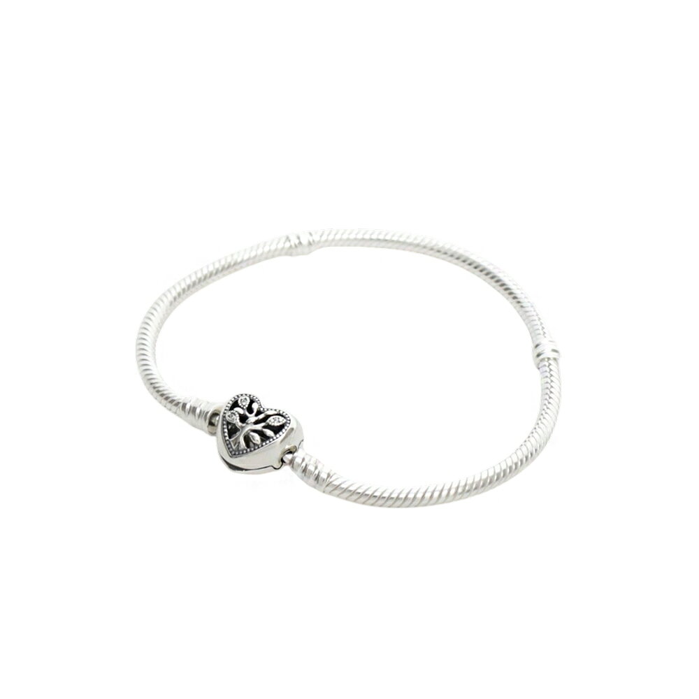 パンドラ PANDORA Family Tree Heart Clasp Snake Chain Braceletアクセサリーブレスレット 598827c01-18 レディースシルバーベストセラーのスネークチェーンブレスレットを、家族への想いを込めたデザインにアレンジ。スターリングシルバーのチェーンに、ファミリーツリーモチーフをあしらったハートシェイプの留め具を組み合わせています。繊細なオープンワークに3粒のキュービックジルコニアを添え、裏面には「Family」の文字を刻印。大切な人とのつながりを象徴する、特別感のあるアイテムです。サイズ18：手首のサイズ16cm素材スターリングシルバー、キュービックジルコニア、エナメル仕様カラー：シルバーパンドラ PANDORA Family Tree Heart Clasp Snake Chain Braceletアクセサリーブレスレット 598827c01-18 レディースシルバー598827c01 18 並行輸入品プレゼントギフトベストセラーのスネークチェーンブレスレットを、家族への想いを込めたデザインにアレンジ。スターリングシルバーのチェーンに、ファミリーツリーモチーフをあしらったハートシェイプの留め具を組み合わせています。繊細なオープンワークに3粒のキュービックジルコニアを添え、裏面には「Family」の文字を刻印。大切な人とのつながりを象徴する、特別感のあるアイテムです。Item Informationサイズ18：手首のサイズ16cm仕様カラー：シルバー付属品