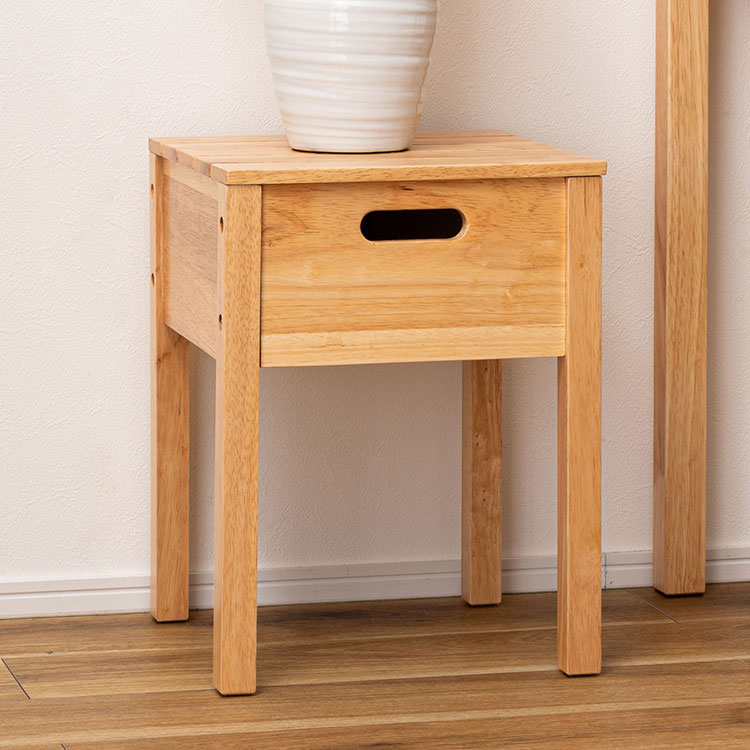 ■商品サイズ幅32×奥行32×高さ43cm■素材天然木(ラバーウッド) ラッカー塗装■重量4kg■生産国ベトナム■特徴天然木のぬくもりを感じる北欧風デザインの「helppo」シリーズより、あると嬉しい収納アイテムやスリムなデスク、機能的なス...