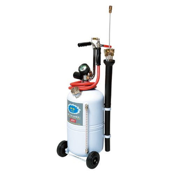 ●メーカー…京都機械工具（KTC）●型番…GOD24B●タンク容量…24L（全容量）20L（有効容量）●高さ…860mm●重量…13.7kg●キャスター…φ125mm（固定×2）●廃油排出…手動式●サイズ…330×280×860(H)mm●入力用エアカプラ…日東工器20PM●注意…エンジンオイル以外の油脂類には使用しないでください。●持ち運び可能な上抜き専用の小型タイプ●出張整備に便利です。●レベルゲージ付き大容量タンクタンクの空容量が見え、あと何台可能か計算できる。余裕の大容量タンクで、多量入庫にも安心。●自動車のエンジンオイルの交換作業（廃油抜取、搬送、排出）●軽自動車から普通車、2tトラックまで。●パイプハンドルは大きめで移動操作が容易。●大型の固定キャスターで移動安定（前方2輪）●段差乗り越えがラクラク。原産国：日本【代引きについて】こちらの商品は、代引きでの出荷は受け付けておりません。【送料について】北海道、沖縄、離島は別途送料を頂きます。