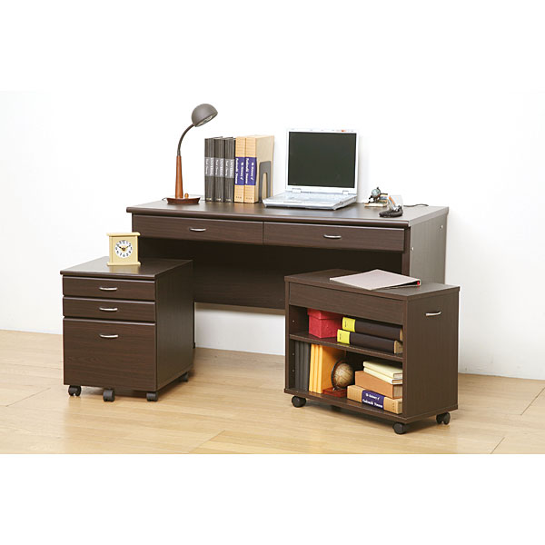 チェスト・ラックはデスクの下に収納できます。デスク側板下部には床保護のためのカバー付。使う人の便利さを考えたデスクセットです。【商品説明】■商品サイズ：（デスク）W120×D60×H70.5cm　（チェスト）W38.5×D42.5×H50c...