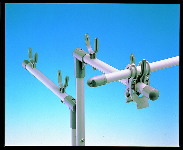 竿をしっかりとはさみ落下や移動を防止シーツなどの大判の洗濯物を止めるのにも便利です。サイズ:幅7X奥行7X高さ13cm重量：0.45kg材質:本体/ABS樹脂、バネ/鋼線（メッキ）【送料について】沖縄、離島は別途送料を頂きます。