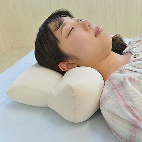 【商品説明】◆首にフィットするもちもちふかふかストレッチピロー。◆首裏にクッションを差し込むだけで「楽・気持ちいい」◆スマホの使用やデスクワークでストレートネックにお悩みの方にオススメ。◆1日1回の使用で首裏をしっかりとサポートします。◆コンパクトなのに機能的！【商品情報】■サイズ約幅40×奥行25×高さ12cm（平置き最大値）重量：約415g■材質【側地】首部分：ポリエステル86％・ポリウレタン14％、メッシュ部分：ポリエステル100％【詰め物】ポリスチレンビーズ・ポリウレタンフォーム・ポリエステルわた■生産国日本（側地：中国製）■セット内容1個■注意事項乾燥機のご使用はお避けください。■備考洗濯機可能（洗濯ネット使用）【送料について】北海道、沖縄、離島は送料を頂きます。LINK首楽ストレッチピロー腰楽ストレッチピロー