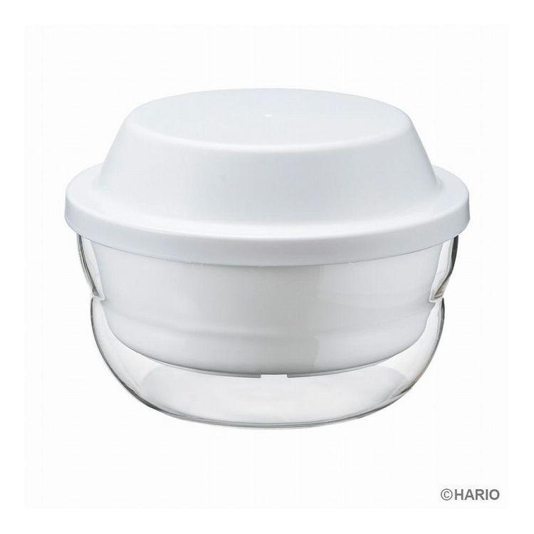 耐熱ガラス製のボウルは、加熱後の調理にも使えます。余分な水分や油を落とせるザル付きです。サイズ（約）幅16.8×奥行16.8×高さ11.9cm口径（約）16cm材質:ガラス本体/耐熱ガラス「HARIO Glass」　フタ・ザル/ポリプロピレン重量（約）全体/600g　本体/410g実用容量（約）1200ml【耐熱ガラス】耐熱温度差:120度（耐熱温度差120度とは、急熱急冷したときの温度差が120度以内であれば割れないということです。） 耐熱温度:フタ・ザル/140度【送料について】北海道、東北、九州は送料を頂きます。【配送について】沖縄、離島は配送できません。予めご了承ください。