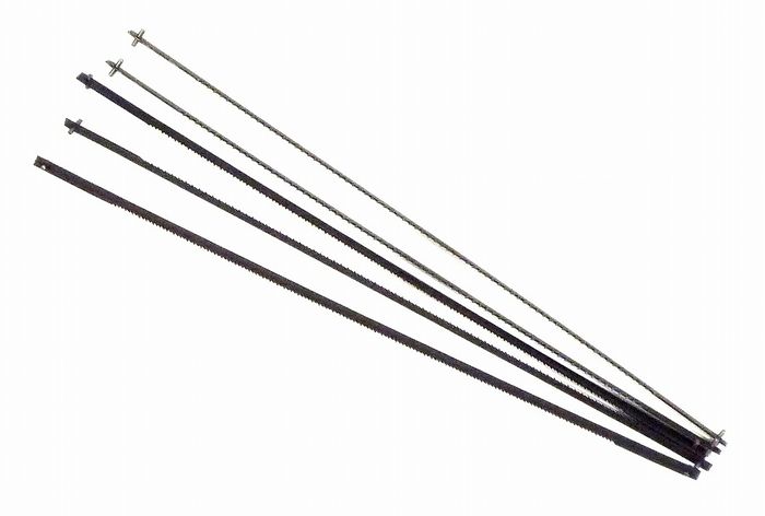 【商品詳細】薄い木材用（細目）に。用途：糸のこ替刃全長：170mm山数：28入数：5枚薄い木材用（細目）注意：作業中は、作業メガネなどの安全具を必ず使用し、安全作業を心がけてください。刃を無理にねじると破損の原因になります。炭素鋼台湾製【送料について】北海道、沖縄、離島は送料を頂きます。