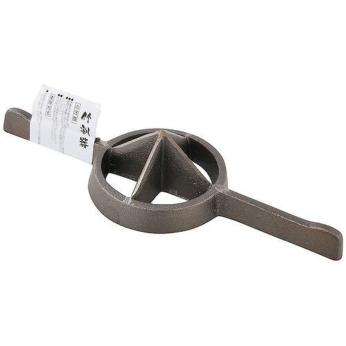 【商品詳細】4等分に割れる、竹割り器です。用途：竹割り割り数：4つ割内径：約90mm　外径：約120mm全長：約320mm重量：約1246g使用方法：竹割器を両手で握り、竹を立てて上から数回押込んでください。注意：本製品は鋳物製です。鋳物は衝撃に弱く、割れたり欠けたりします。ハンマーや石などで上から竹割器をたたかないでください。上から竹割器を落さないでください。鋳【送料について】北海道、沖縄、離島は送料を頂きます。