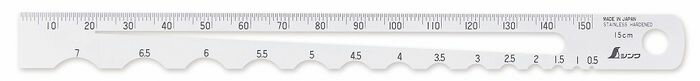 【商品詳細】Rの測定、直径・板厚の測定、長さの測定用スケール1本でRケージ、直径ゲージ、直尺として使えます。薄型でポケットにスッポリ収まるサイズです。つや消し加工で光の反射を抑え、目盛が読み取りやすくなっています。注意：落下等の強い衝撃に注意してください。精度：Rゲージ±0.1mm、直径ゲージ±0.05mm、直尺：±0.15mm測定範囲：RゲージR0.5〜7mm、直径ゲージ0.5〜6mm、直尺150mm本体：ステンレス【送料について】北海道、沖縄、離島は送料を頂きます。