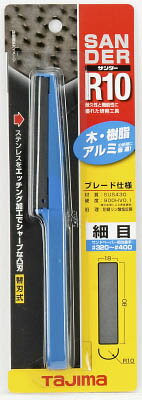 【メーカー型番】SA-R10S【JANコード】4975364050649【ブランド】タジマ【特徴】●サンドペーパーの6倍以上の速さで削れ、約100倍長持ちします。●研削面に対してどの方向にも削れます。●刃は簡単に取り替えられます。●木・アルミ・プラスチック研削工具です。●作業性・耐久性が抜群です。【用途】●木・アルミ・プラスチック研削用サンダー。【仕様】●長さ(mm):180●幅(mm):20●厚み(mm):19●タイプ:細目●色:青●質量(g):32【材質／仕上】●刃:ステンレス●グリップ部:ABS樹脂【セット内容／付属品】【注意】【原産国】日本【送料について】北海道、沖縄、離島は送料を頂きます。
