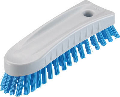 【メーカー型番】CL613-000X-MB-BL【JANコード】4903180146444【ブランド】コンドル【特徴】●高温高圧蒸気減菌、次亜塩素酸ナトリウム消毒に対応しており、より高度な衛生管理が可能です。●ブラシは樹脂甲にステンレス線で強固に留められているため、抜けにくい構造になっています。●ブラシの硬さはハードタイプで頑固な焼き付き、こびり付き汚れに適します。●HACCP対応のカラーブラシ。ブラシには5色のカラーバリエーション（BL/G/W/Y/R)があり、管理区域ごとに明確に分類して使用することができます。●本体は握りやすく、グリップしやすいくびれ形状を採用しています。●ランドコーナー、鋭角なコーナーにフィットする先端形状です。●ブラシが甲の先端から飛び出しているので、壁際にも届きやすいです。●ブラシが密に植毛されているので、しっかり磨けてブラシがへたりにくいです。●ブラシには抗菌加工を施しているので、毛穴部で菌が増殖しにくくなっています。【用途】●衛生管理を必要とする施設。（食品工場・厨房・薬品工場・生化学研究所など）●主に作業台、まな板などの広い平らな面の洗浄に。●その他、大きめの容器や調理器具、食品機械など、多目的に。【仕様】●色:青●縦(mm):180●横(mm):50●厚み(mm):50●毛丈(mm):25●毛の太さ(mm):0.5●質量(g):135●水切れ、メンテナンス性に配慮した凹凸の少ない形状【材質／仕上】●甲：ポリプロピレン(PP)●毛：ポリブチレンテレフタレート(PBT）【セット内容／付属品】【注意】【原産国】日本【送料について】北海道、沖縄、離島は送料を頂きます。