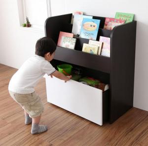 　Living kids Furniture series　 ママたちと考えた子ども家具！　リビングキッズファニチャーシリーズ 　SMILE　 おもちゃ箱付き絵本ラック・表紙が見えて自分で選べる　楽しい絵本ラック・キャスター付きおもちゃ箱で　かんたんお片づけ・子どものことを一番に考えた　安心デザイン・リビングに合わせやすい　3color×リバーシブル日本製・低ホルマリン仕様・F★★★★（表面材・接着剤）・抗菌シート「リビングキッズファニチャーシリーズ」は子どものいるママたちのこんな声から生まれました！・子どもがいてもシンプルなインテリアが憧れ！・リビングに置ける、おしゃれな子ども用の家具が欲しい！・カラーもベーシックだと他の家具にも合わせられる！そこで！ママたちと一緒に考えた子ども家具を作ってしまいました！低学年までの子どもの90％以上が、一日のほとんどの時間を過ごしているというリビング。子ども部屋ではなく、リビングの一角に子ども用のスペースを作るご家庭が増えています。・うちはまだ子どもが小さいので、リビングが子ども部屋代わり。リビングの家具と合わせて置ける、おしゃれな子ども用家具を探しています・poin　インテリアにこだわりのあるママたちにも満足してもらえるように、リビングに合うカラーやデザインにこだわった「子ども家具」を作りました！おもちゃ箱がリバーシブルなので、お部屋や使い方に合わせてカラーを変えられます。・大人用の家具だと、手を挟んだりしないか心配です。子どもが一人でも安心して使える安全なものがいいですね。ホルマリンなんかも気になります・poit　見た目はおしゃれでも、子どもの安全を一番に考えたデザイン。もちろん安心の日本製。においも気にならない低ホルマリン仕様です。日本製・低ホルマリン仕様・F★★★★（表面材・接着剤）・抗菌シート実際に「子ども家具」を使用中のママからのアドバイスも参考にしました！ ・表紙が見える絵本ラックにしたら、子どもが自分で絵本を選んで持ってくるようになりました・poit　絵本の表紙は絵や色も楽しいもの。背表紙しか見えない本棚と比べて、子どもが自分で選ぶ楽しさがあるのが、この絵本ラック。子どもが自分で選んで、お片づけしやすい高さとデザインです。・片づけて！と言っても子どもはなかなか片づけてくれないもの。子どもが楽しく簡単にしまえる形がポイントです・大人にも難しい整理整頓！子どもにはもっと大変な作業です。仕切りのないおもちゃ箱なら、入れるだけなので子どもも簡単にお片づけできます。形が不ぞろいなおもちゃたちも、仕切りがないので一緒に入れられます。でも・・・子どもが大きくなったら、子ども用の家具は邪魔になってしまうのでは？お子さまが使わなくなっても、そのままリビング家具としてお使い頂けます。前からキャスターも見えない作りなので、誰もおもちゃ箱だったとは気づきません。おもちゃ箱には、置き場所に困るものをそのままスッキリ収納できます。・なるほど！デザインやカラーがシンプルなものなら、そのままリビングで使うことができるのね。これなら長く使えて安心！・さらに！パパも納得のワンポイント表面にネジ穴が見えない、カムロック式のネジを採用。これならこだわり派のパパも思わず納得！の長く使って頂ける品質です。・カラーはリビングに合わせやすい3色をご用意しました・BROWN×WHITE NATURAL×WHITEWHITE×BROWN子どもと一緒に笑顔になるリビング作りませんか？▼タイプを選ぶ▼絵本ラック おもちゃ箱付き (現在表示中)ランドセルラック