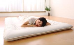 ＜布団が収納できる美草畳ベッド＞3color 低ホルムアルデヒド　Good Design　日本製＜美草が実現する寛ぎの和空間＞＜心身ともに癒される至福の時間＞慣れ親しんだ日本の文化である畳は、思わず「ほっ」とため息が漏れるような、懐かしい肌触りやふっくらとした弾力があり、寝ころぶと自然と眠りに落ちるような感覚に。畳は、私たちに心地良い癒しを与えてくれます。＜畳のある上質な暮らし＞＜リビングに和の空間を。＞フローリングと合わせてお洒落に、小上がりとしても使えます。スタイリッシュでモダンなリビングに。＜美しい畳に癒される寝室。＞ふっくらとした畳の柔らかな寝心地。畳の美しい格子柄が、高級旅館にいるような、優雅な空間を演出してくれます。＜布団が収納できる大容量収納＞布団収納に困っていませんか？押入れはあるけど、布団がおさまる余裕が無い・・・来客用の布団や、季節の布団がかさ張る・・・そんな問題を解決することができます。布団を収納して癒しの和空間に。すのこを持ち上げてお手軽に収納。立ち上がりやすい高さ42cm。＜現代の暮らしに合う「美草畳」＞美草は天然のい草の風合いや肌触りはそのままに、、洗練されたデザインと優れた機能性を実現した、新しい時代の高機能畳です。＜色あせしにくくいつまでも綺麗＞日光がよく入る部屋でも色変化がほとんどなく、美しい色が長持ちします。退変色試験済（屋外で太陽光が照り付ける条件下で2年間の畳表の色変化を調査）＜水や汚れに強くお手入れが簡単＞お子様が飲み物をこぼした時もさっと汚れをふき取ることができ、手入れ掃除が簡単です。クリーニング試験済＜滑りにくく、柔らかい＞美草はふっくらと柔らかく、衝撃を吸収してくれます。お子様や高齢者の方にも安心です。＜表面の割れや毛羽立ちが出にくい＞美草は経年劣化が起こりにくいため、美しい状態で長くご使用いただく事ができます。痛み試験済（摩耗試験を行い、ささくれの状態を調査）＜ダニやカビが発生しにくい＞畳の上に直に座ったり寝ころんだり、清潔に保ちたい物。そんな要望に応えるべく、清潔さを追求しました。カビ抵抗性試験済　日本アトピー協会推奨品＜子供に安心な天然素材＞ホルムアルデヒドなどの物質を放出しない、耐久性のあるポリプロピレと、環境に優しい天然の無機材を使用。アレルギーのある方も安心してご使用頂けます。＜通気性良く清潔なすのこ＞空気が通りやすいすのこ仕様空気の通り道となる隙間を空け、畳の通気性の良さを活かし、カビの発生を防ぎます。＜お手入れも楽々＞畳の取り外しが可能なので、掃除が簡単にできます。＜国産の品質を感じる＞老舗メーカーの高品質フレームフレームはSG（製品安全協会）が認める優良工場で製造。デザインから生産まで一貫して国内で行っています。※商品にSGマークは付いていません。SEKISUIの伝統的な畳織島根出雲市の「出雲工場」で製造。古来の伝統を守り、1本1本織機で編み、品質の高い製品を生産しています。＜カラーバリエーション＞フレームカラーは木目が入った上品なダークブラウン。畳の色は3色からお選び頂けます。ブラック人気の黒の格子柄。シックな印象で、い草には無い、モダンさと高級感があります。ブラウン淡いブラウンの優しい雰囲気が落ち着きのあるモダンな空間を演出します。グリーン濃淡の美しいグリーンの格子柄が、お部屋を明るく爽やかに魅せてくれます。Size＜専用敷布団をご用意＞高弾力で腰をサポート厚さ8cm　テイジンV-Lap使用　日本製　手洗い　抗菌防臭　防ダニ　2color　3color 低ホルムアルデヒド　Good Design 日本製▼タイプを選ぶ▼専用別売品(敷布団) (現在表示中)▼サイズを選ぶ▼シングル (現在表示中)セミダブルダブル