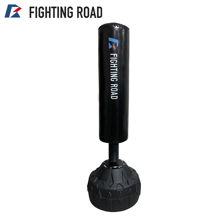 製品名/型名：FIGHTING ROAD FIGHTING BAG PRO2 / FR23SMO0004全体サイズ：W550×D550×H1750mmサンドバッグサイズ：W300×D300×H1110 mm重量：約20.0kg(除く砂または水)材質：PUレザー(ボディー)/ABS(ベース)/スチール(内部支柱)付属品：漏斗(砂補充専用)、取り付け工具、ベース取付ボルト/ワッシャー、スコップJAN：4571526756093・本体(＝打撃部)：高品質ポリウレタン素材採用・肉厚なクッションにて従来品より耐久性と耐摩耗性の向上・中心には鉄心を組み長期に渡り本体が傾かず安定的し打撃感触を十二分に得られる仕組み・本体とベースを接続する部分は、強力なバネを材質としたリンカー(接続部)で構成され、360度どの角度からの打撃に対してもしっかり受け止め、かつ衝撃を吸収し高い安定性と耐久性を実現※本機のベースには砂100kg、または水の充填が必要になります。【代引きについて】こちらの商品は、代引きでの出荷は受け付けておりません。【送料について】北海道、沖縄、離島は送料を頂きます。