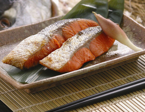 お中元 北海道産 新巻鮭半身姿切身 計1.4kg ギフト 産直 ご当地グルメ 熨斗 贈り物...