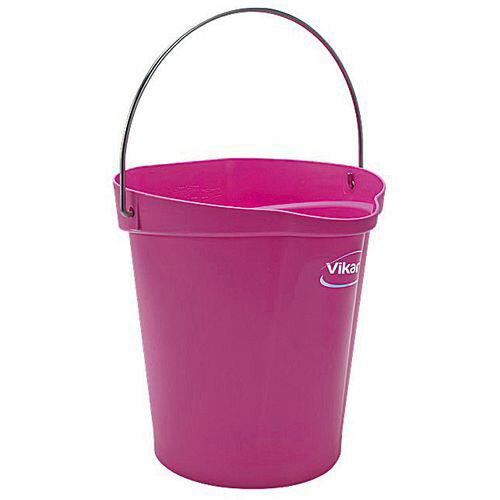 Vikan(ヴァイカン) ハイジーンバケット 5686 ピンク KBK3606 JANコード 5705020568619●カラー:ピンク●間口×奥行×高さ(mm):318×312×325●容量(cc):1200●重量(kg):970■材質:ポリプロピレン・床に置く際床の汚れから底部を守るため高めに設計されて います。■・注ぐ際に汚れた底部に手が掛からない工夫がされています。■・さびにくいステンレス製ハンドル。【送料について】北海道、沖縄、離島は送料を頂きます。