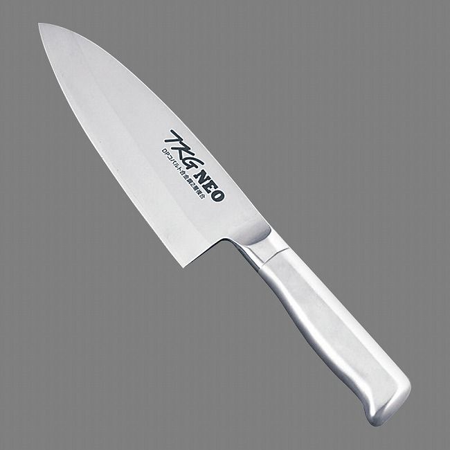 TKGコーポレーション TKG-NEO(ネオ)出刃 左利き用 16.5cm [ATKB202]JANコード：4905001132940TKG-NEO(ネオ)シリーズ●刀身とハンドルが一体化、ハンドルが抜けたり腐ったりしません。●特長と品質●TKG-NEO(ネオ)シリーズは、近代化学が生んだクラフト技術(DP法・内部脱炭防止法)を駆使し、刀鋼(3枚複合)はスウェーデン鋼海綿鉄をベースにモリブデン・バナジウム・クロームを添加して、耐摩耗性に優れ、プロ用に設計された庖丁です。●DPスウェーデン鋼‐スウェーデンで産出した高純度の鉄鉱石をへガネス法と呼ばれる低温ガス還元法で不純物を取り除き、精錬・製鋼された特殊ステンレス合金鋼です。耐食性・耐摩擦性に大変優れており、末永くご使用いただけます。また、DP加工により折れる心配がなく、安全で研ぎ易く仕上げております。●SDスウェーデン鋼‐スウェーデン鋼を主体として、モリブデン、バナジウムを添加して耐摩擦性、抗張性(ねばり)を高め、鋭利性、耐久性、耐錆性、研ぎ易さ等すべて御満足頂ける本職用包丁です。和庖丁はハンドルが握りやすく、すべりにくい左右非対称ハンドルになっています。■サイズ(cm)：16.5■全長(mm)：295■質量(g)：250■背厚(mm)：4.0【送料について】北海道、沖縄、離島は送料を頂きます。